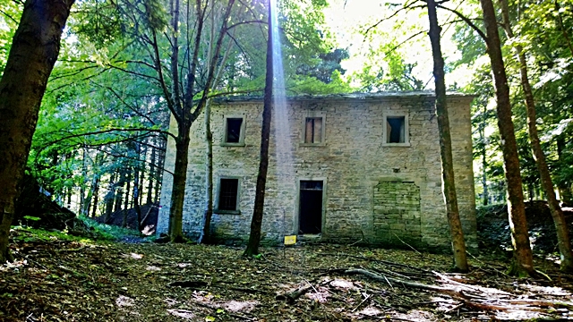 2-il-raggio-di-luce-davanti-a-ca-montemerli.jpg