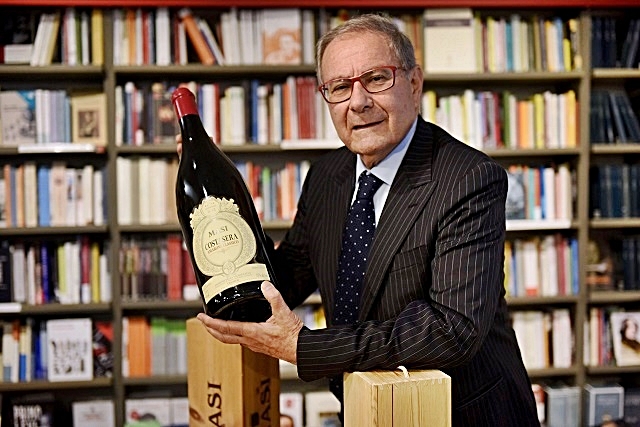 5-sandro-boscaini-con-una-jeroboam-di-amarone-masi-costasera.jpg