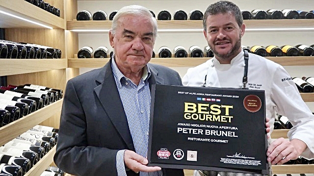 6-il-giornalista-giuseppe-casagrande-consegna-a-peter-brunel-la-targa-best-gourmet-of-alpe-adria.jpg