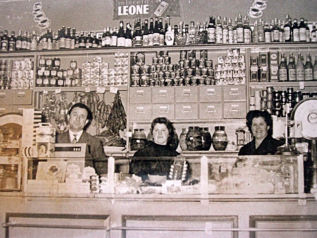 primo-negozio-alimentari-di-nello-e-fausta-martini-a-lizzanella-anni-60.jpg