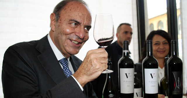2-bruno-vespa-brinda-con-il-primitivo-che-produce-nella-masseria-di-manduria.jpg