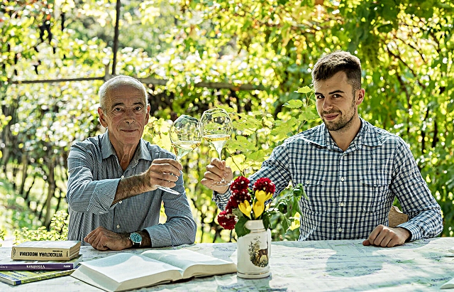 4-francesco-e-alvise-spagnolli-brindano-nel-vigneto-di-famiglia-a-cimone.jpg