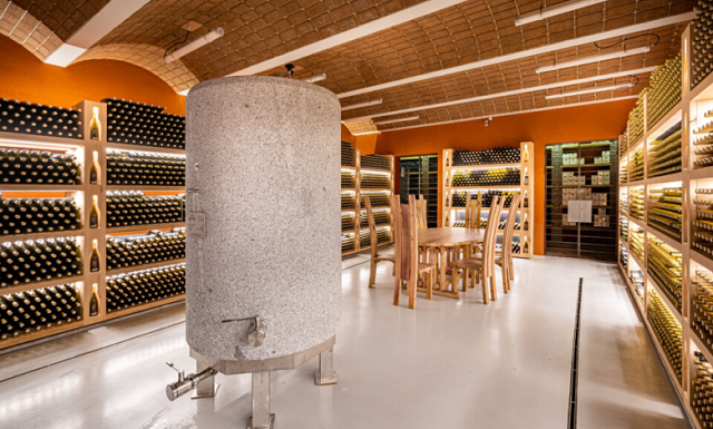 4-la-gigantesca-botte-realizzata-da-un-blocco-di-granito-20-tonnellate-della-cantina-valle-isarco.jpg