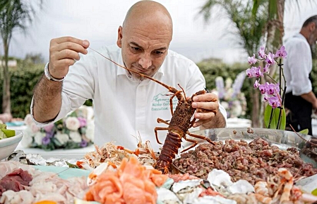 5-lo-chef-mirko-caldino-del-ristorante-alpemare-forte-dei-marmi-di-proprieta-della-famiglia-bocelli.jpg