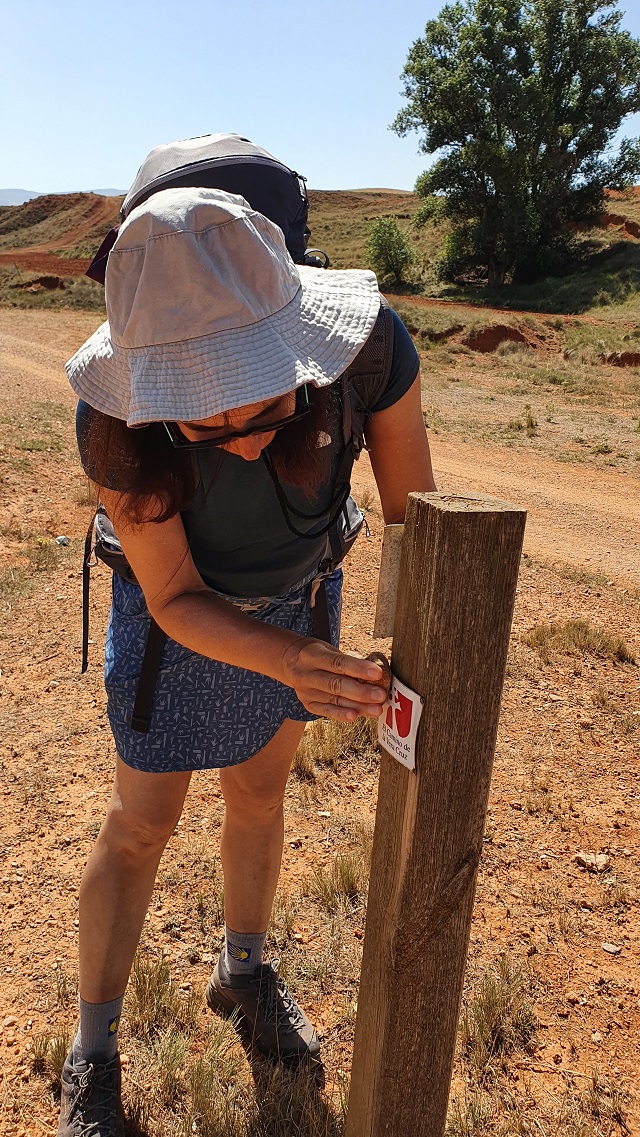 10-mentre-inchiodo-un-segnale-del-cammino-scardinato.jpg