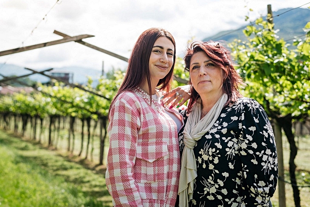 2-le-donne-del-vino-letrari-margherita-con-la-mamma-lucia-tra-i-vigneti-dell-azienda.jpg