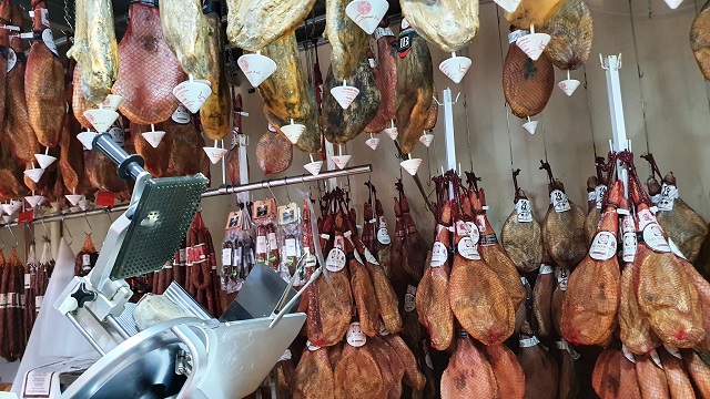 5-rivendita-di-prosciutti-a-calamocha.jpg