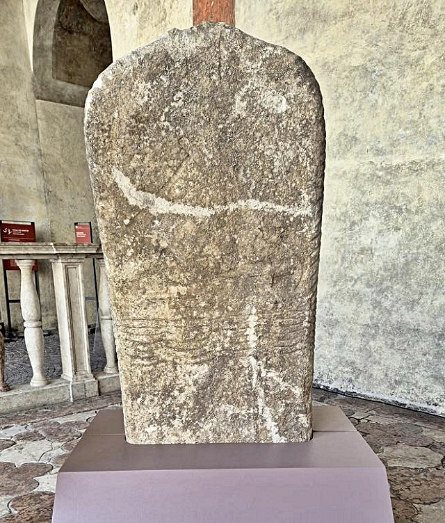 stele-v.jpg