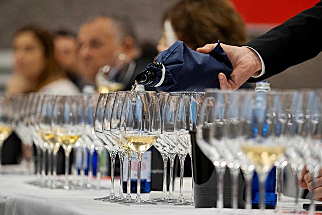 3-la-degustazione-alla-cieca-delle-15-bottiglie-rappresentative-dell-universo-sparkling.jpg