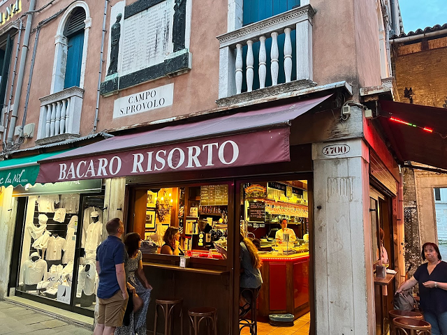 l-immagine-emblematica-di-un-bacaro-veneziano-cui-si-ispirano-i-prosecco-bar-dell-azienda-bottega.jpg