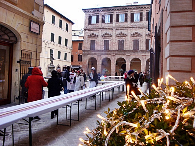 6-il-torrone-dei-primati-di-camerino-sfila-in-passerella-nelle-vie-della-citta-universitaria.jpg