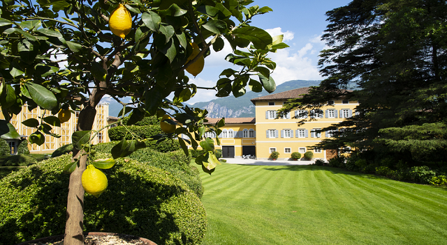 2-il-parco-guerrieri-gonzaga-di-villa-lagarina-con-il-palazzo-residenziale.jpg