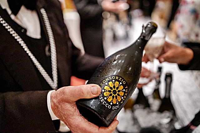 3-il-marchio-del-consorzio-che-certifica-la-denominazione-del-prosecco-doc.jpg