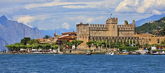 3-l-imponente-castello-scaligero-di-torri-del-benaco-che-si-affaccia-sul-lago.jpg