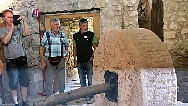 4-il-frantoio-settecentesco-di-crero-frazione-di-torri-del-benaco-con-l-antico-torcolo.jpg