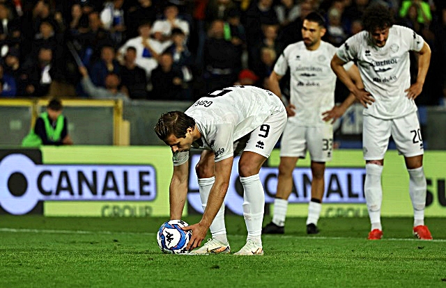 gabriele-gori-si-prepara-il-pallone-per-il-calcio-di-rigore.JPG