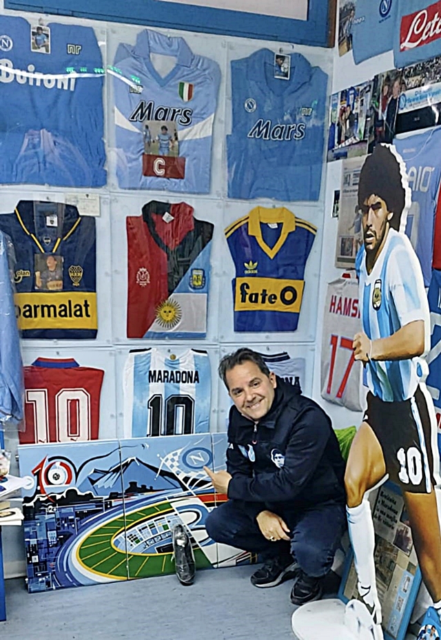 massimo-vignati-fondatore-del-museo-dedicato-a-maradona-accanto-all-opera-termoarredo-di-carlo-busetti.jpg