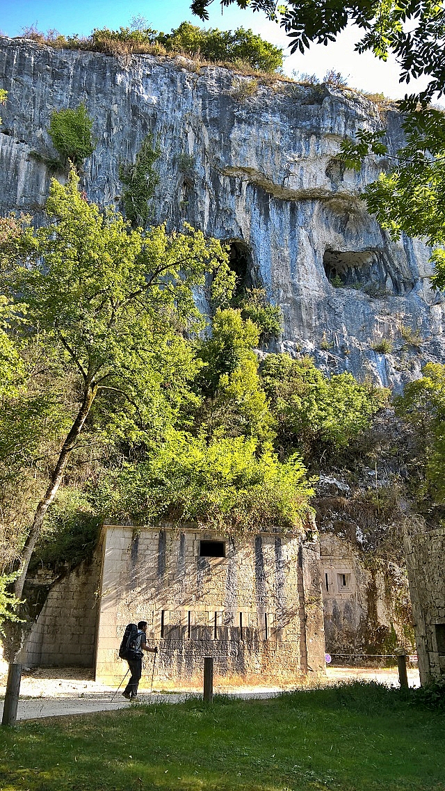 4-la-salita-al-monastero-fortificato-di-pierre-chatel.jpg