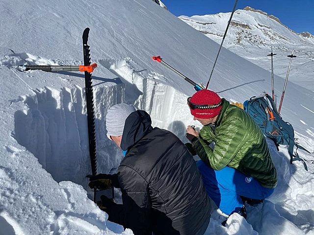 untersuchung-der-schneedecke-analisi-del-manto-nevoso.jpg